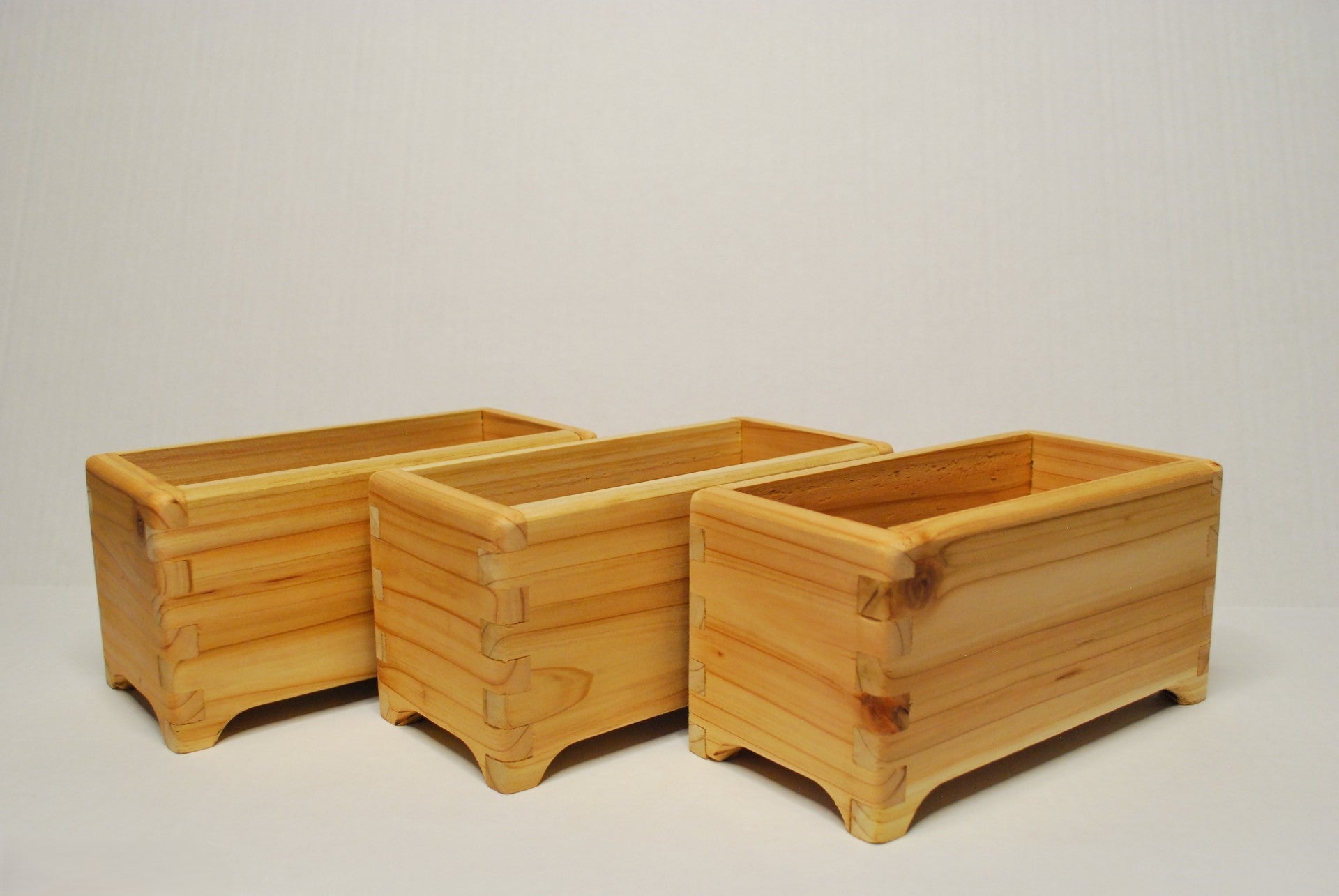 Handmade rectangular cedar planter boxes – rustic wooden indoor/outdoor plant containers with finger joints, drainage holes, and eco-friendly natural finish. Perfect for herbs, succulents, or decorative storage.