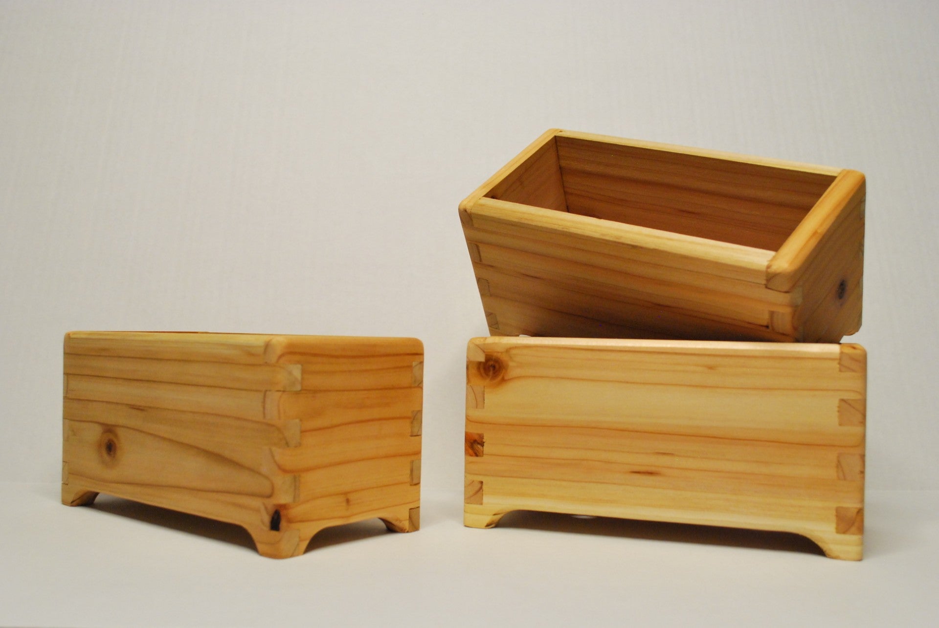 Handmade rectangular cedar planter boxes – rustic wooden indoor/outdoor plant containers with finger joints, drainage holes, and eco-friendly natural finish. Perfect for herbs, succulents, or decorative storage.